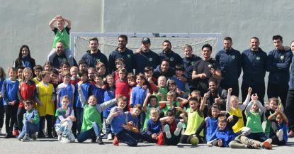 Moment sportif entre joueurs et eleves de l'ecole du petit Defend