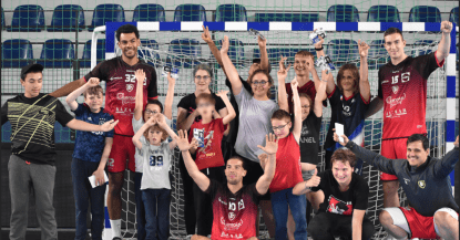 Une séance de handball avec les enfants de l'Institut Médico-Educatif de Salernes