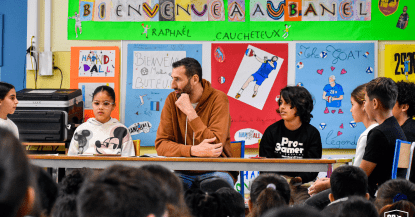 Raphaël Caucheteux au micro des élèves de l'école Aubanel